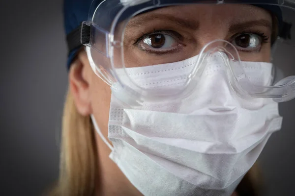 Жіночий Медичний Працівник Носить Захисну Маску Обличчя Передачу Темному Тлі — стокове фото