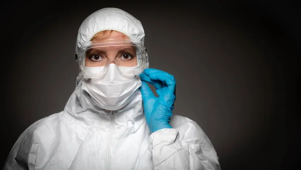 Ärztinnen Tragen Mundschutz Und Schutzausrüstung Vor Dunklem Hintergrund — Stockfoto