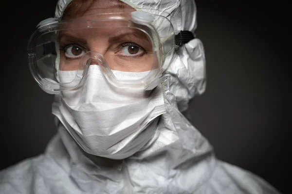 Trabajadora Médica Que Usa Mascarilla Protectora Equipo Contra Fondo Oscuro —  Fotos de Stock