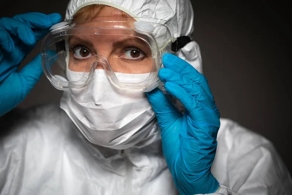 Ärztinnen Tragen Mundschutz Und Schutzausrüstung Vor Dunklem Hintergrund — Stockfoto