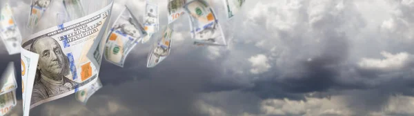Fırtınalı Bulutlu Gökyüzü Sancağından Düşen Birkaç 100 Dolarlık Fatura — Stok fotoğraf