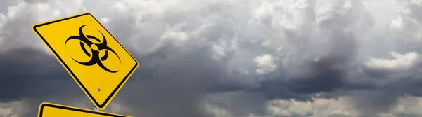 Bio Hazard Żółty Znak Drogowy Przeciwko Ominous Stormy Chmury Sky — Zdjęcie stockowe