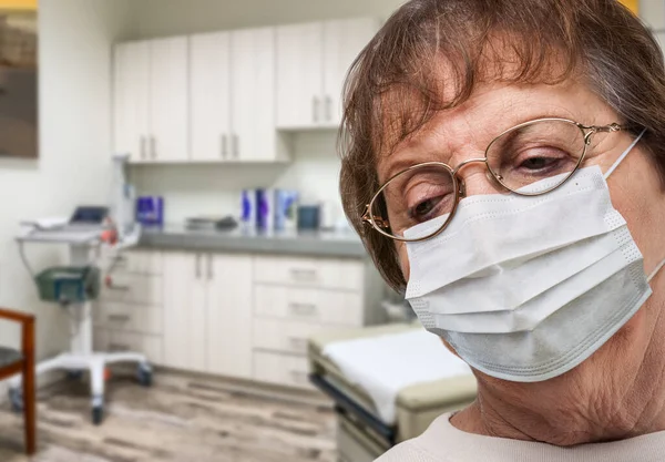 Besorgte Seniorin Mit Medizinischer Gesichtsmaske Wartet Arztbüro — Stockfoto