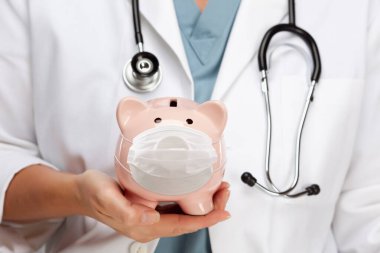 Stetoskoplu Doktor Domuz Kumbarası Yüzü Maske Giyiyor.