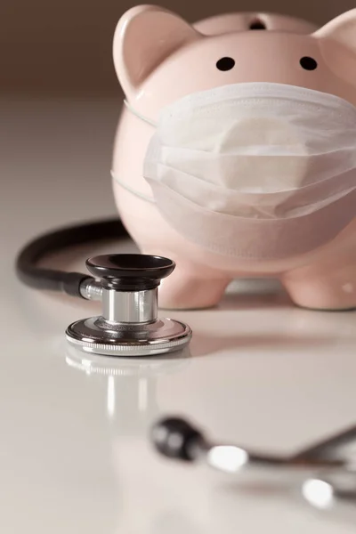 Piggy Bank Usando Mascarilla Médica Estetoscopio —  Fotos de Stock