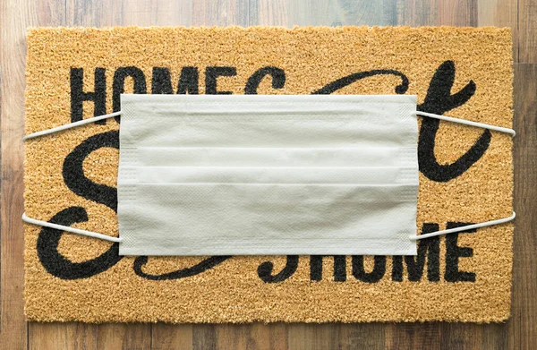 Domů Sweet Home Vítejte Mat Maskou Lékařské Tváře Uprostřed Coronavirus — Stock fotografie