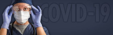 Kadın doktor ya da tıbbi maske takmış hemşire ve arkasında COVID-19 metni olan koruyucu dişli..