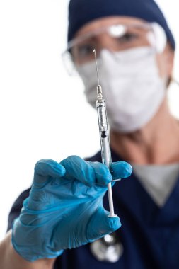 Doktor ya da Hemşire Şırıngayı Beyaz Arkaplanda İğneyle Tutuyor.