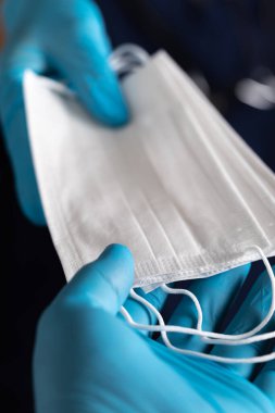 Cerrahi Eldiven Giyen Doktorlar veya Hemşireler Tıbbi Maskeleri Teslim Ediyor.
