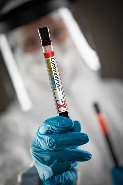 Médica Enfermeira Segurando Tubo Teste Sangue Rotulado Positivo Para Doença — Fotografia de Stock