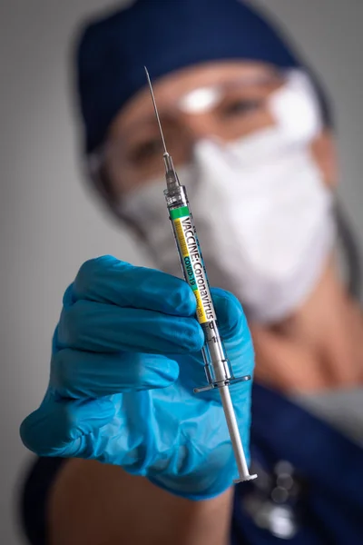 持有带有Coronavirus Covid 19疫苗标签的医用注射器的医生或护士 — 图库照片