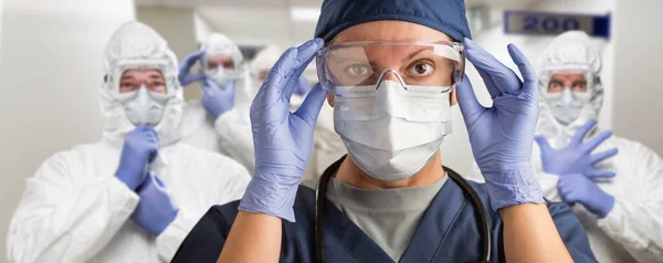 Team Weiblicher Und Männlicher Ärzte Oder Krankenschwestern Mit Persönlichem Schutzanzug — Stockfoto