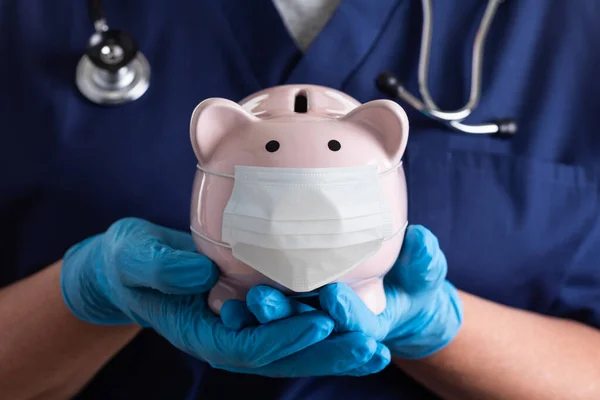 Доктор Або Медсестра Носять Хірургічні Рукавички Холдинг Piggy Bank Wing — стокове фото
