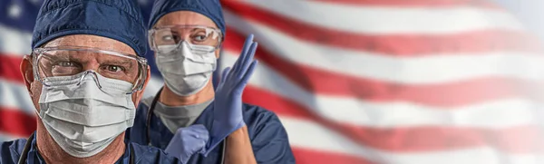 医療用個人保護具 Ppe を着用した医師または看護師がアメリカ国旗掲揚バナーに反対 — ストック写真
