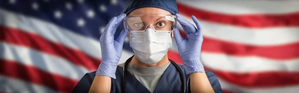 Врач Медсестра Медицинским Средством Индивидуальной Защиты Сиз Против Американского Флага — стоковое фото