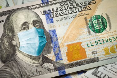 Endişeli ve Endişeli İfadesiyle Benjamin Franklin Yüz Dolarlık Yüz Dolara Tıbbi Yüz Maskesi Giyiyor.