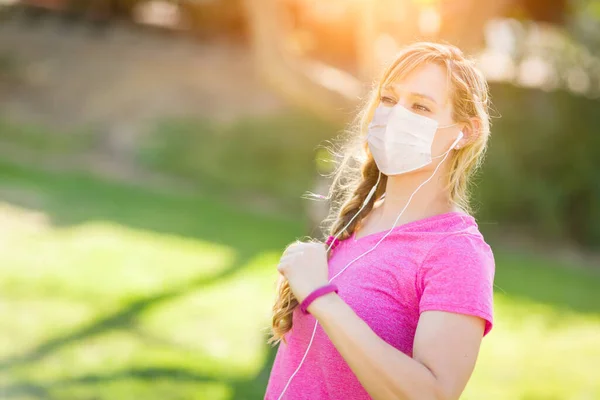 Dziewczyna Nosząca Maskę Medyczną Podczas Treningu Świeżym Powietrzu — Zdjęcie stockowe