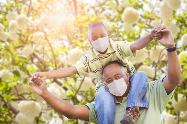 Afro Americano Padre Hijo Jugando Aire Libre Usando Máscara Médica — Foto de Stock