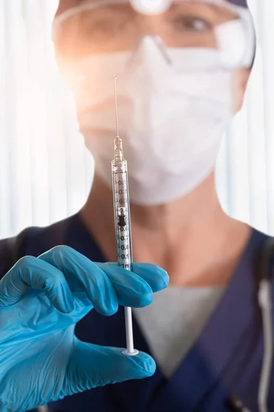 Doctor Nurse Wearing Medical Face Mask Goggles Holding Syringe Filled — Stock Photo, Image