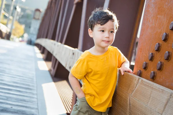 Gemengde Race Chinese Blanke Jongen Spelen Alleen Brug — Stockfoto