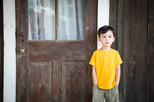 Karışık Irk Çinli Kafkasyalı Çocuk Verandada Tek Başına Duruyor — Stok fotoğraf
