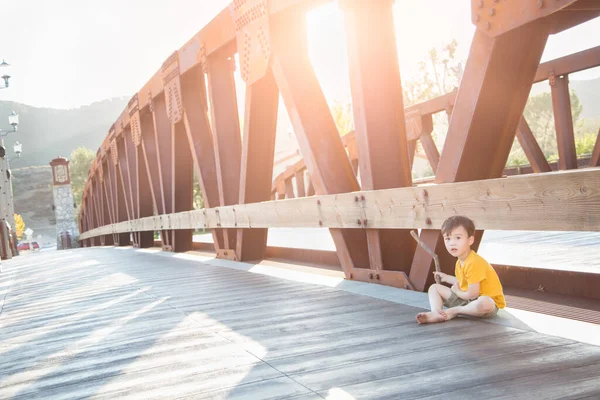 Смешанная Раса Китайца Кавказца Мальчик Играет Одиночку Мосту — стоковое фото