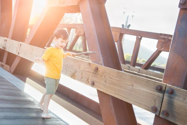 Chinesisch Kaukasischer Junge Spielt Allein Auf Brücke — Stockfoto