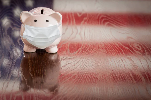 Piggy Bank Bär Medicinsk Ansiktsmask Med Amerikansk Flagga Reflekterar Bordet — Stockfoto