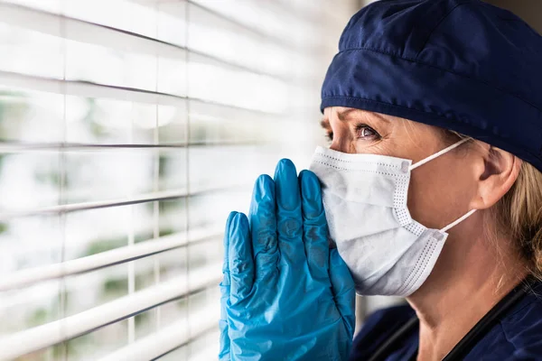 Medico Femminile Stressato Orante Infermiera Pausa Alla Finestra Che Indossa — Foto Stock