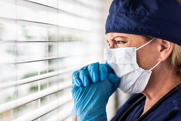 Strese Girmiş Kadın Doktor Pencerenin Önünde Yüzü Maskeli Hemşire — Stok fotoğraf