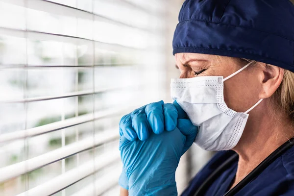 Oração Estressado Médico Feminino Enfermeira Pausa Janela Vestindo Máscara Facial — Fotografia de Stock