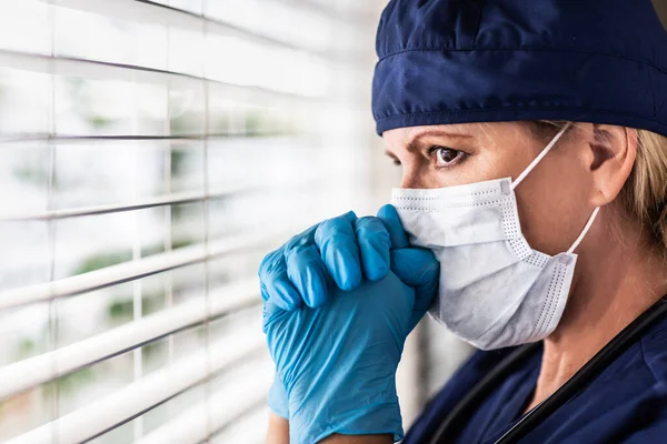 Stresli Kadın Doktor Penceredeki Hemşire Maske Takıyor — Stok fotoğraf
