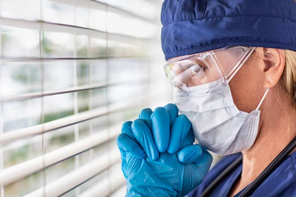 Αγχωμένη Γυναίκα Γιατρός Νοσοκόμα Στο Διάλειμμα Στο Παράθυρο Φορώντας Ιατρική — Φωτογραφία Αρχείου