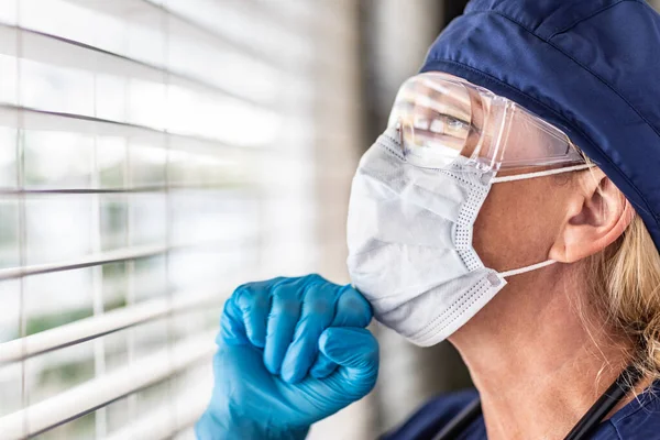 Médica Enfermeira Pausa Janela Usando Máscara Facial Médica Óculos Proteção — Fotografia de Stock