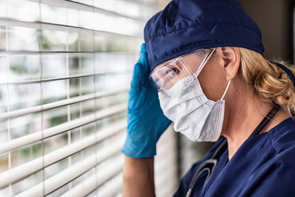 Medico Infermiera Pausa Alla Finestra Indossando Maschera Occhiali Medici — Foto Stock