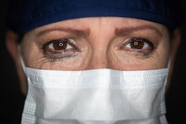 Tränenreiche Gestresste Ärztin Oder Krankenschwester Mit Medizinischer Gesichtsmaske Auf Dunklem — Stockfoto