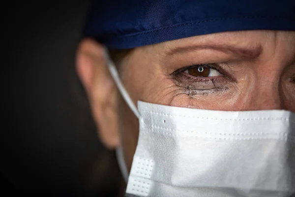 Lacrimoso Stressato Medico Femminile Infermiere Che Indossa Maschera Facciale Medica — Foto Stock