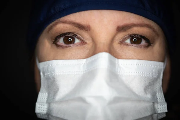 Ärztin Oder Krankenschwester Mit Medizinischer Gesichtsmaske Auf Dunklem Hintergrund — Stockfoto