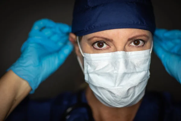 Kvinna Läkare Eller Sjuksköterska Bär Kirurgiska Handskar Sätta Medicinska Ansiktsmask — Stockfoto