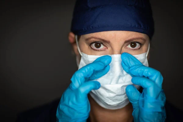 Vrouwelijke Arts Verpleegkundige Dragen Chirurgische Handschoenen Zetten Medische Gezicht Masker — Stockfoto