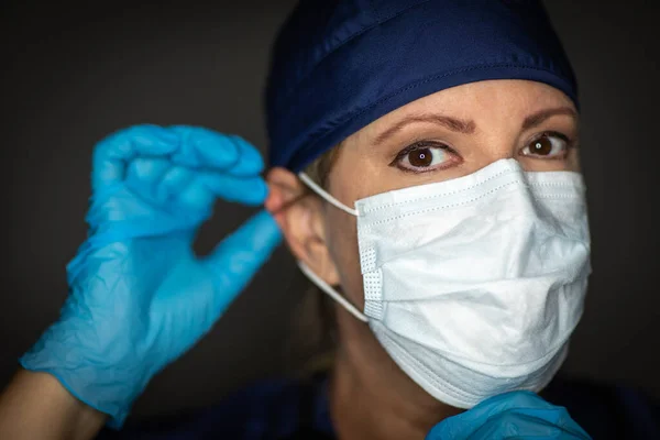 Médico Enfermera Que Usa Guantes Quirúrgicos Que Ponen Una Máscara — Foto de Stock