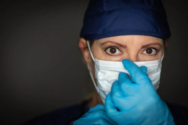 Vrouwelijke Arts Verpleegkundige Dragen Chirurgische Handschoenen Zetten Medische Gezicht Masker — Stockfoto