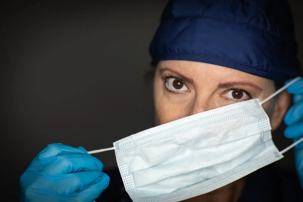 Vrouwelijke Arts Verpleegkundige Dragen Chirurgische Handschoenen Zetten Medische Gezicht Masker — Stockfoto