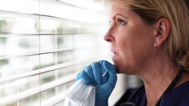 Stresszes Orvos Vagy Nővér Törés Ablakban Visel Sebészeti Kesztyű Tartja — Stock videók