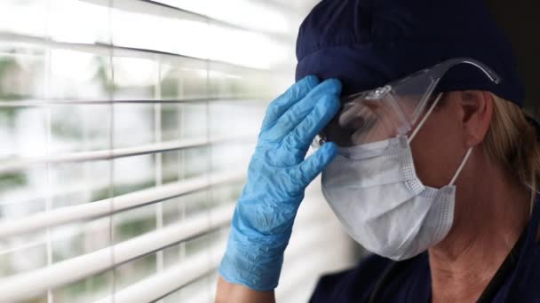 Médico Estresado Enfermera Descanso Ventana Quitando Ppe Máscara Facial Gafas — Vídeo de stock