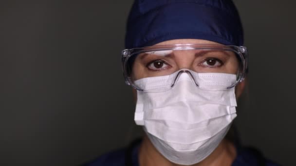 Женщина Врач Медсестра Снимает Медицинскую Маску Лица Защитные Очки — стоковое видео