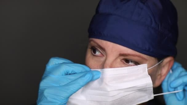 Женщина Врач Медсестра Надевает Медицинскую Маску Лица — стоковое видео