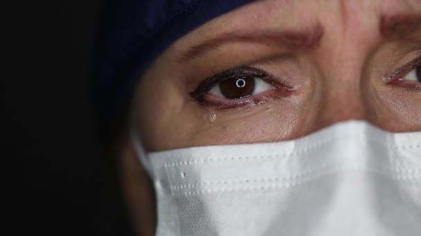 Gros Plan Grief Stricken Tearful Doctor Nurse Wearing Medical Face — Video