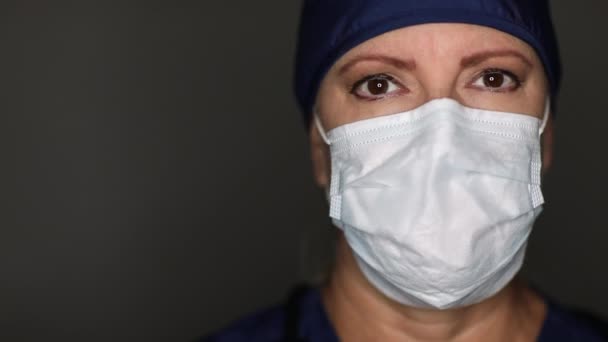 Médica Enfermeira Vestindo Máscara Cirúrgica Tampão Lentamente Movendo Lado Lado — Vídeo de Stock