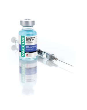 Coronavirus COVID-19 Aşı Şişesi ve Şırınga Yansıtıcı Beyaz Arkaplan.